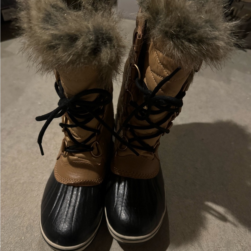 Sorel Tan and Black Winter Boots with Fur Trim, brand new size 9